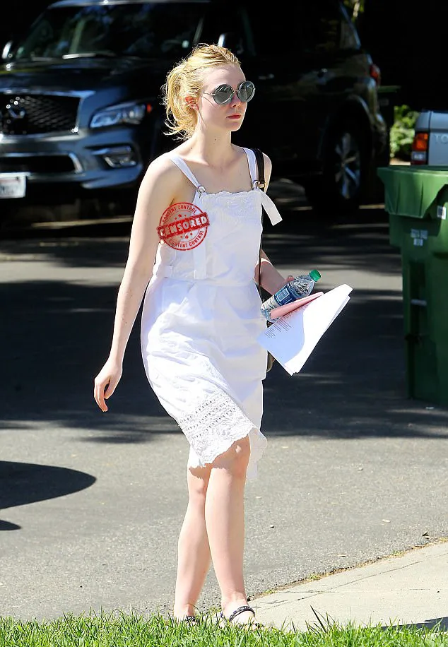 Berdandan casual, Elle tetap braless seperti biasa © dailymail.co.uk