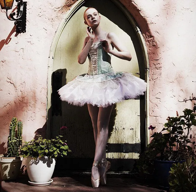 Elle tampil sempurna dengan kostum ini. Sepakat? © instagram.com/elle_fanning