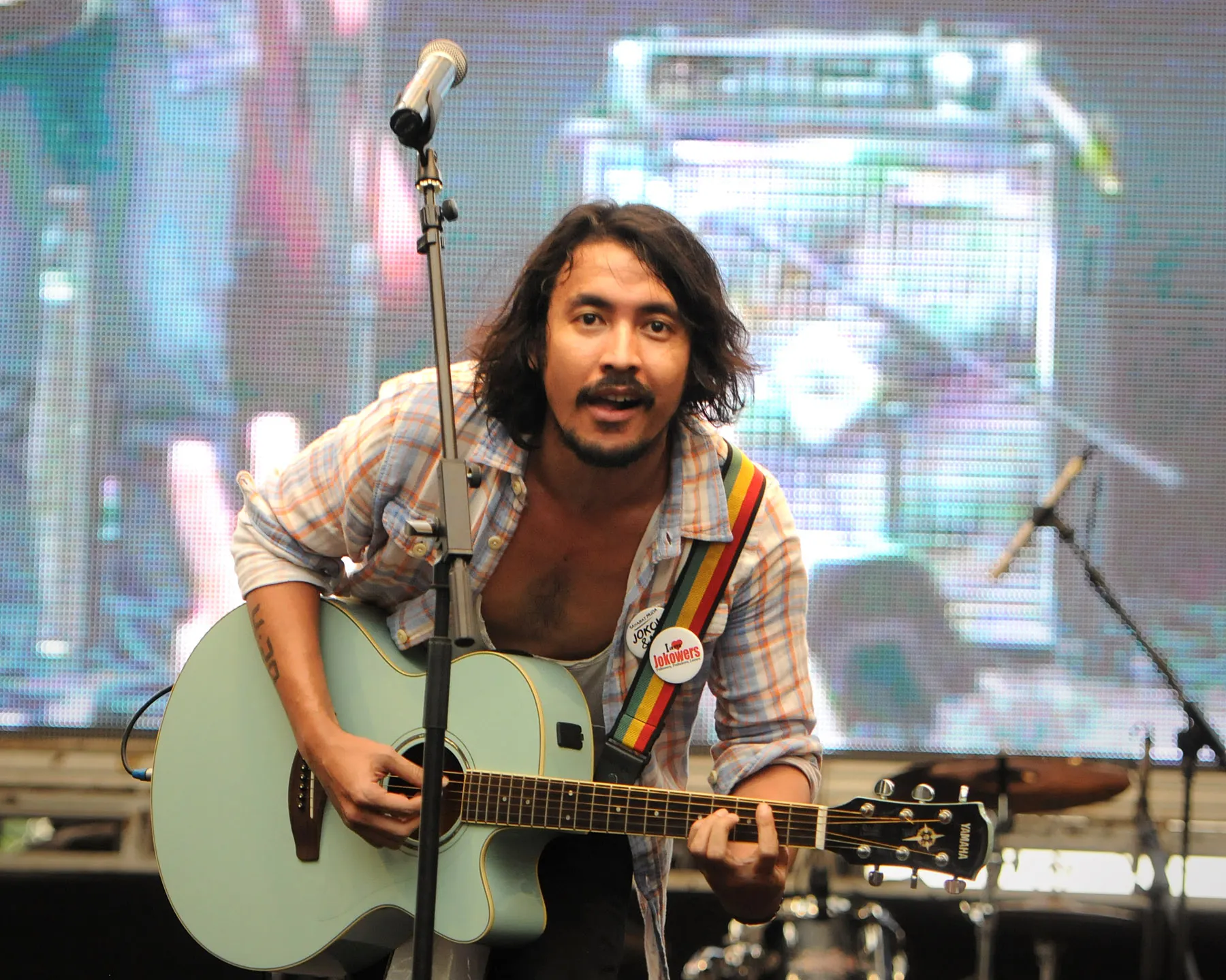 Semangat saat bernyanyi adalah salah satu manfaat olahraga bagi Ello. / KapanLagi.com®