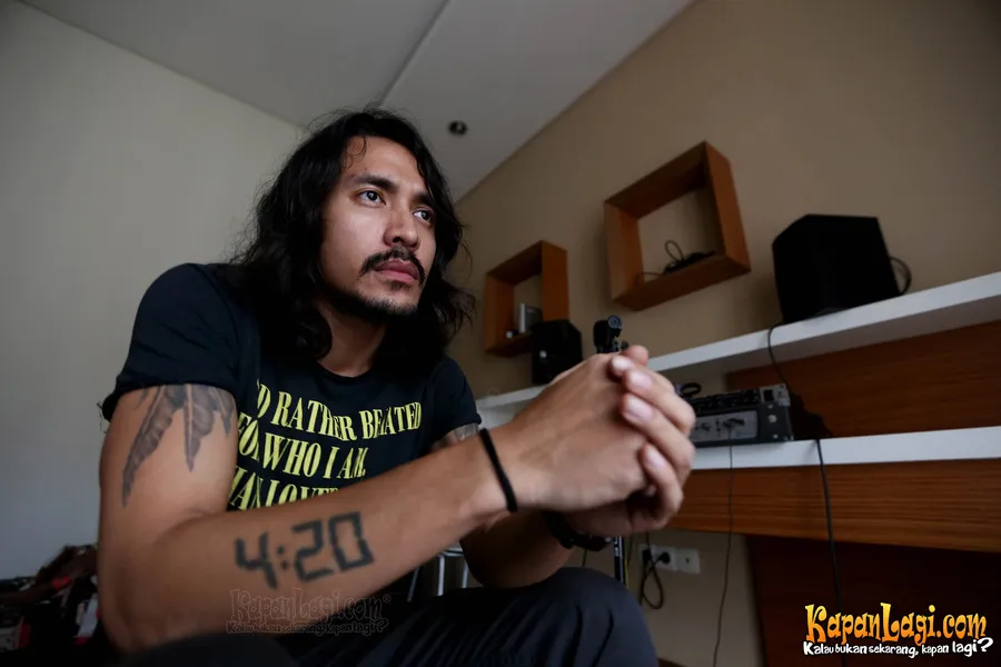 Ello memiliki tato bertuliskan 4:20. ©KapanLagi.com/Budy Santoso