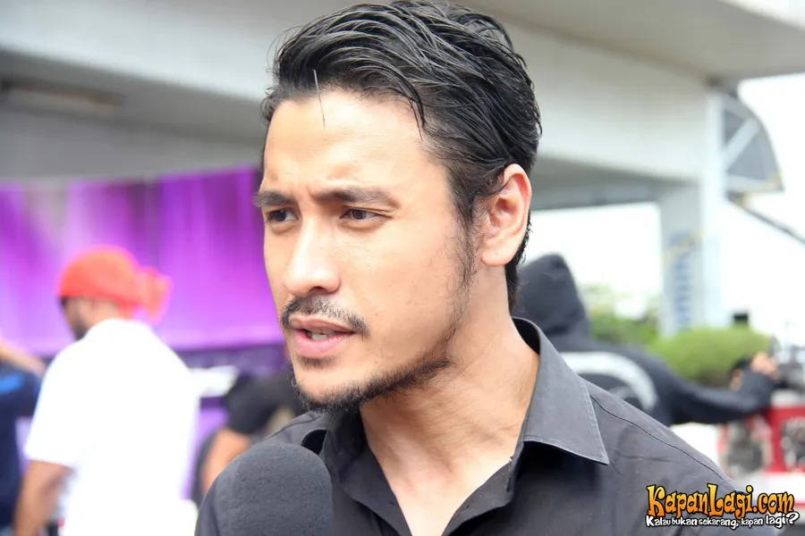 Ello lebih senang rambut warna hitam.