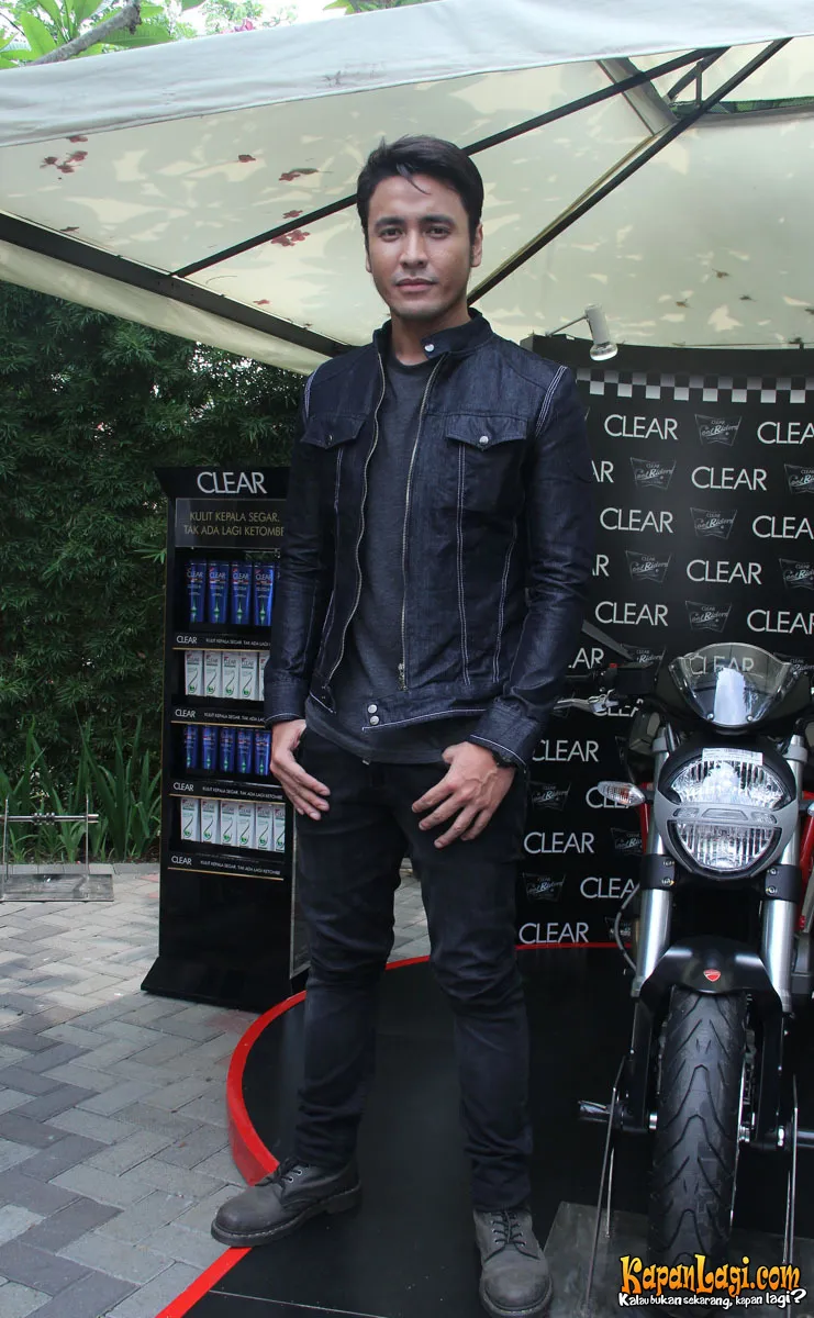 Ello jauh lebih kurusan ya?