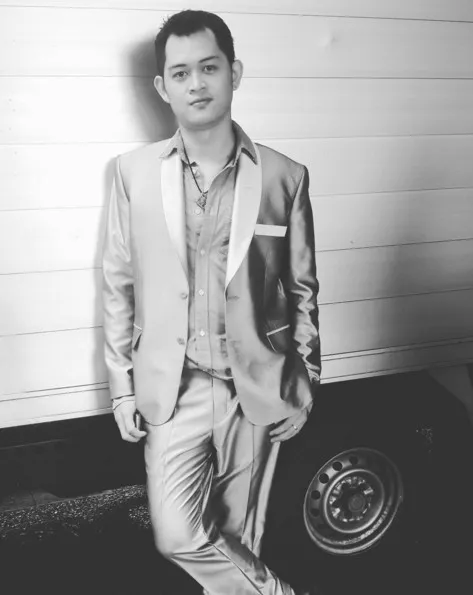 Elly tampil gagah dengan setelan jas © instagram.com/elysugigi