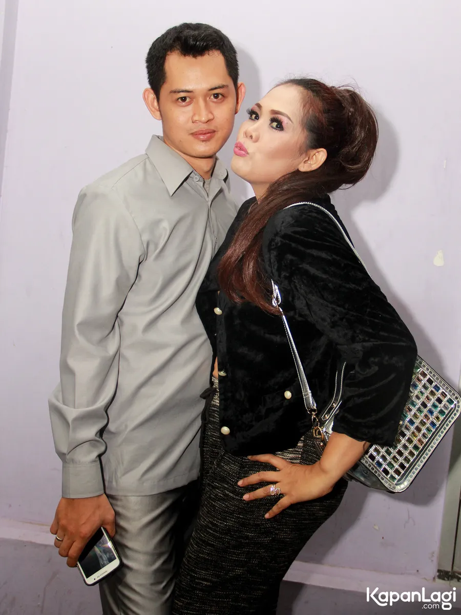 Suami Elly Sugigi bekerja di restoran sebagai seorang waitress. ©KapanLagi.com/Muhammad Akrom Sukarya