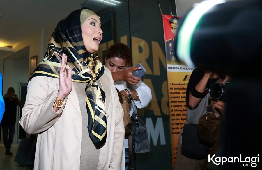 Elma setelah menjawab pertanyaan polisi © KapanLagi.com®/Agus Apriyanto