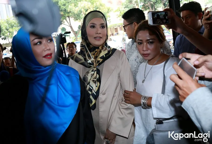 Didampingi kuasa hukum, Elma jawab 27 pertanyaan/©KapanLagi.com®/Agus Apriyanto