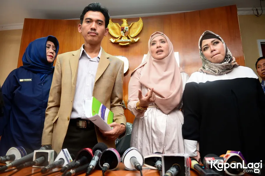 Elma diminta keterangan soal penggunaan narkoba pada anak di padepokan Brajamusti/©KapanLagi.com®/Bayu Herdianto