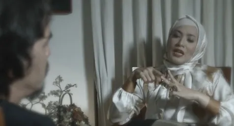 Elma dalam video pengakuannya © YouTube/Elma Theana