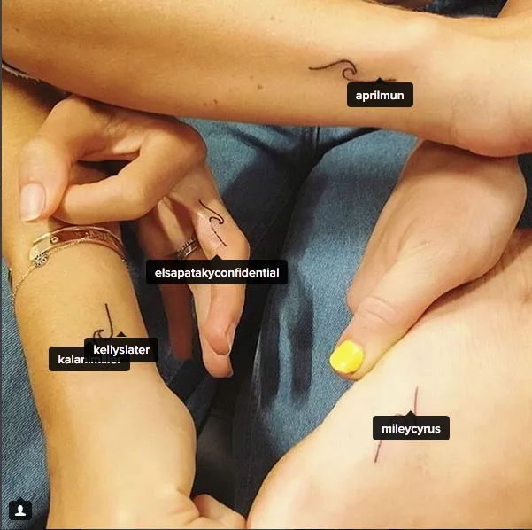 Miley Cyrus dan Elsa Pataky kembarang tato © Instagram.com/laurenwinzer