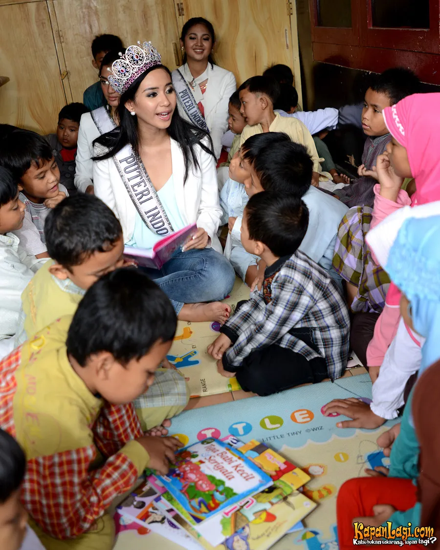 Elvira Bercengkerama Dengan Anak-Anak Panti Asuhan/@Foto: KapanLagi.com®/Bambang