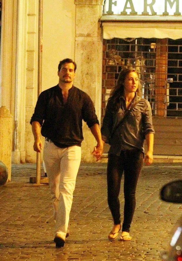 Hanry dan Lucy tunjukkan kemesraan dengan bergandengan tangan © Mirror.co.uk