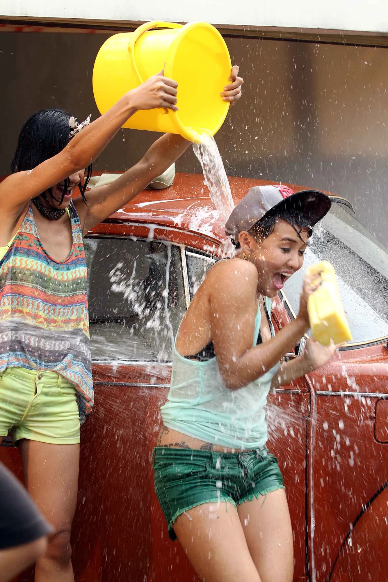 Emily tampil seksi saat pembuatan video klipnya. ©KapanLagi.com