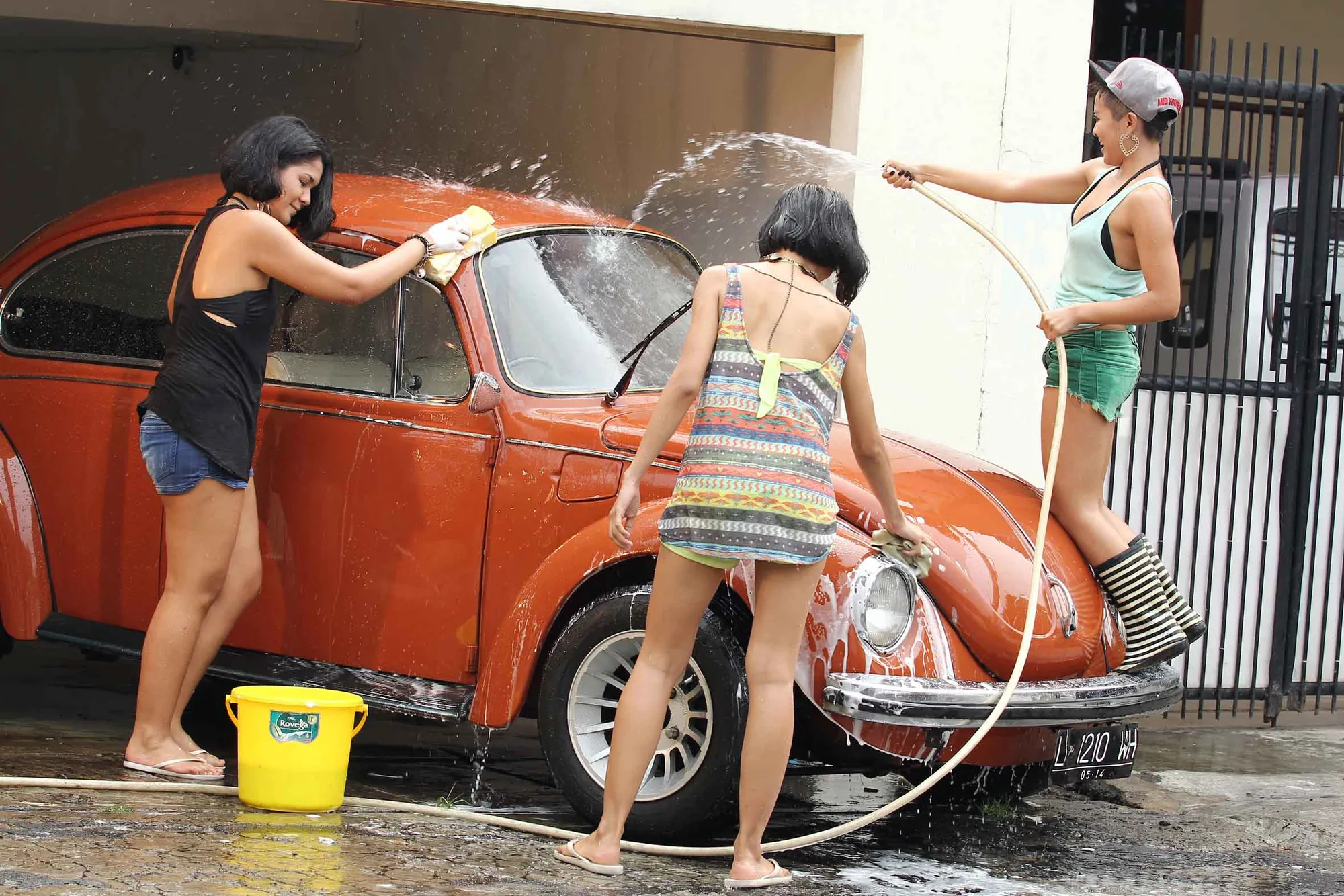 Emily Larasati bersama dua temannya saat pembuatan video klip. ©KapanLagi.com