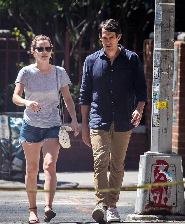 Hubungan Emma dan Mack dikabarkan sudah serius © via dailymail.co.uk