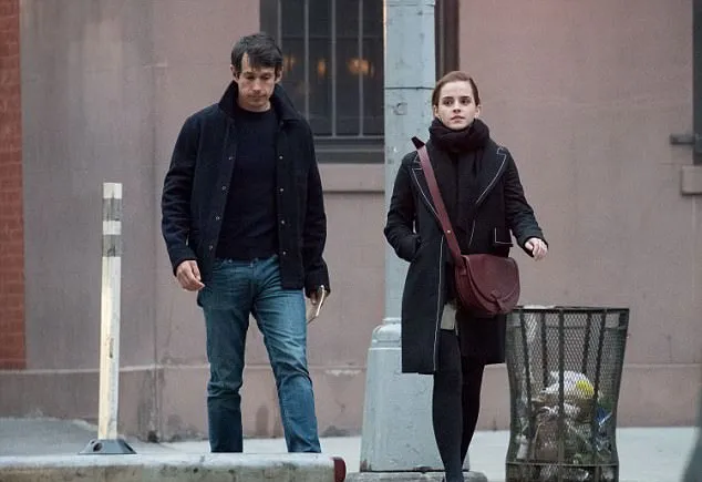 Emma Watson dan kekasihnya tertangkap kamera bersama © via dialymail.co.uk