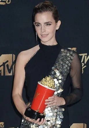 Emma Watson raih piala Best Actor di MTV Movie Awards © via dialymail.co.uk