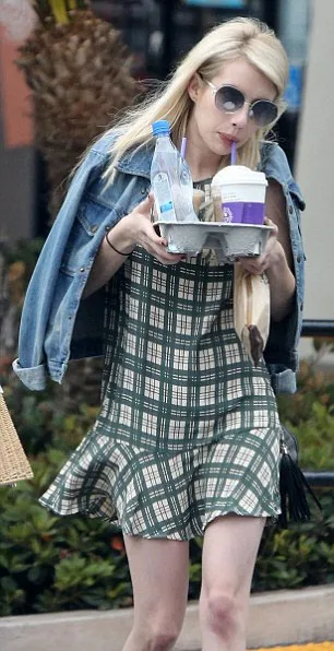 Emma Robert ketahuan tak kenakan cincin tunangan © Daily Mail