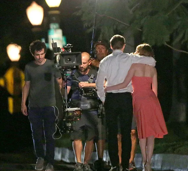 Emma Stone dan Ryan Gosling berpelukan mesra © Daily Mail