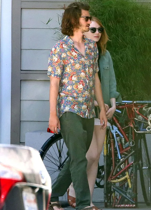 Andrew Garfield dan Emma Stone tertangkap kamera kencan bareng © Daily Mail