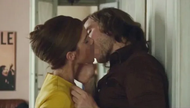 Emma Watson mencium 'pasangannya' di Colonia/©dailymail.co.uk