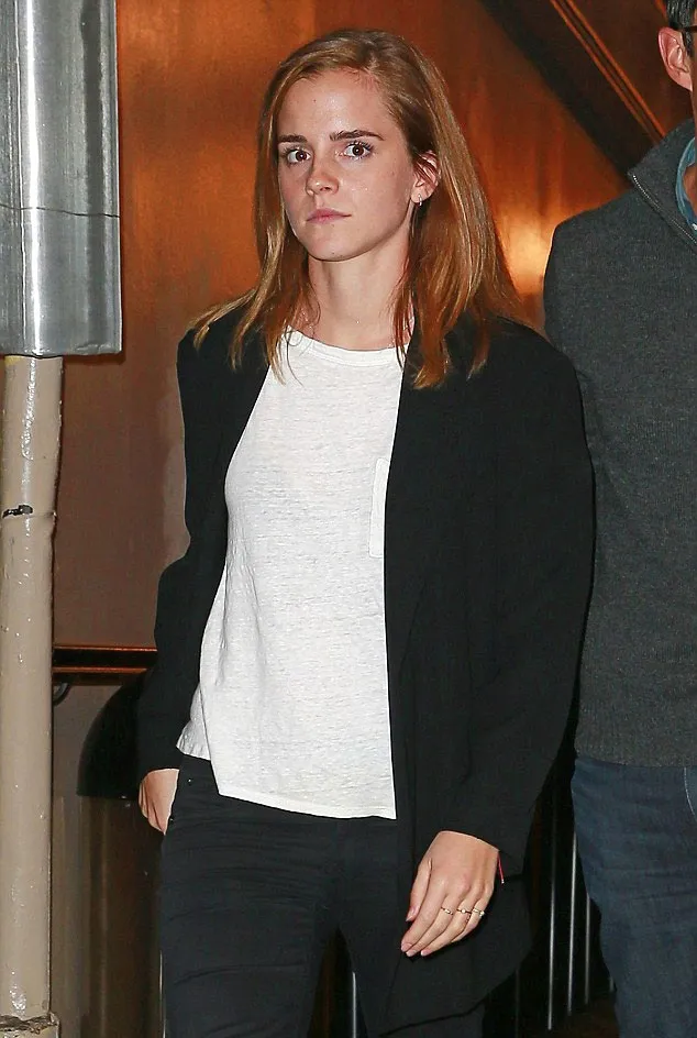 Emma Watson tampil tanpa make up. masihkah cantik? © Daily Mail