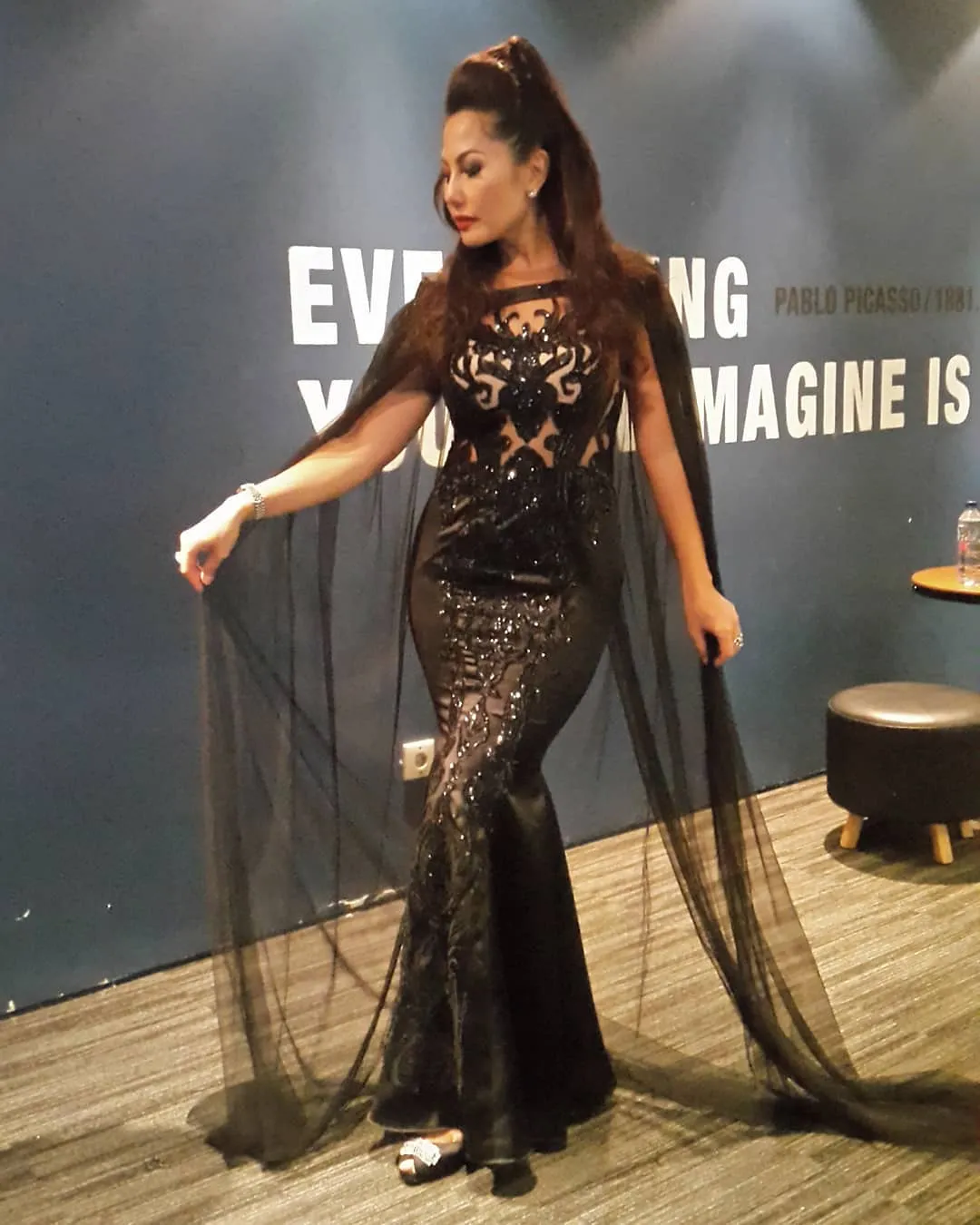 Maka dari itu Emma tampak muda meski umurnya sudah berkepala empat (credit : instagram.com/emmawarokkaofficial)