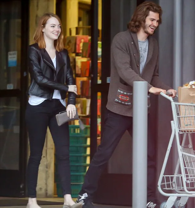 Emma dan Andrew tampak semakin bahagia ©splashnews.com