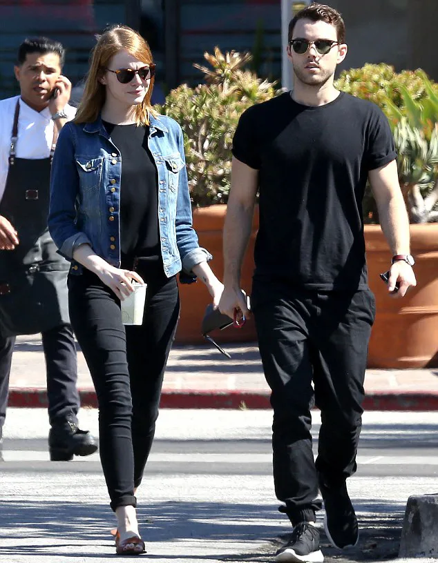 Ke manakah perginya Andrew di saat Emma lunch date bareng pria lain? @ dailymail.co.uk