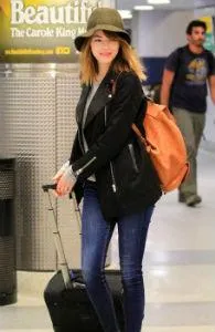 Emma Stone sebelumnya dengan topi yang sama @ entertainmentwise.com