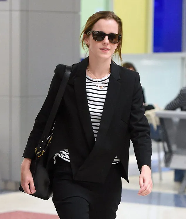 Emma, tetap cantik meski tanpa make up @ dailymail.co.uk