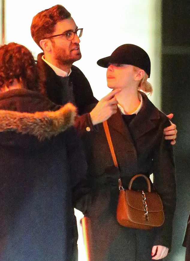 Dave merangkul mesra tubuh Emma © dailymail.co.uk
