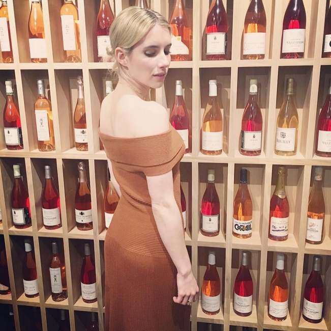 Dalam balutan gaun simple, Emma Roberts pamerkan pundaknya. /©instagram.com/emmaroberts