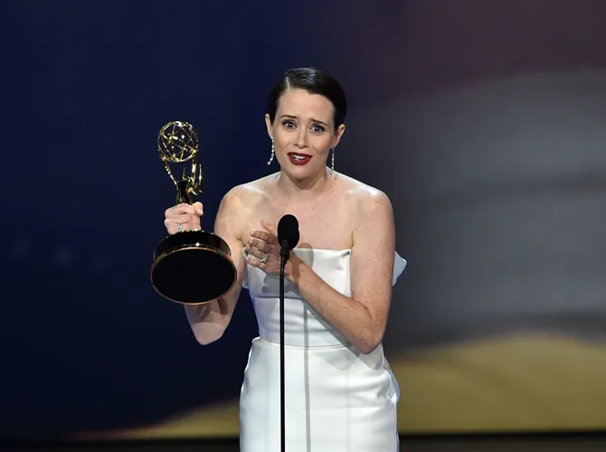 Claire Foy menerima penghargaan di Emmy Awards 2018. © AFP
