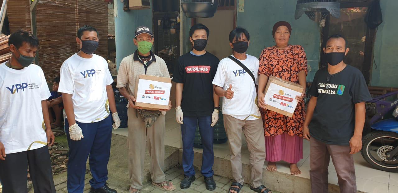 EMTEK Cares for Corona provides assistance in the form of grocery packages to 1800 households in Kampung Jati, Jatimulya Bekasi / Credit: Personal Documentation