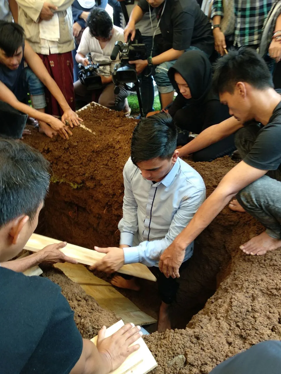 Enda ikhlas melepaskan kepergian ayahnya ©KapanLagi.com/Mathias Purwanto