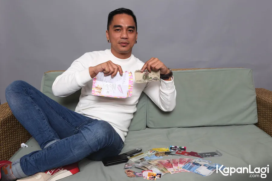Enda Ungu menunjukkan uang bayaran pertamanya © KapanLagi.com®/Budy Santoso