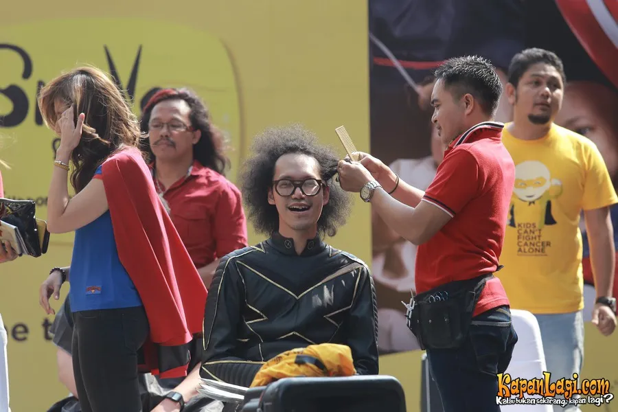 Rhesa saat digunduli rambutnya di Shave for Hope/© KapanLagi.com®/Budy Santoso