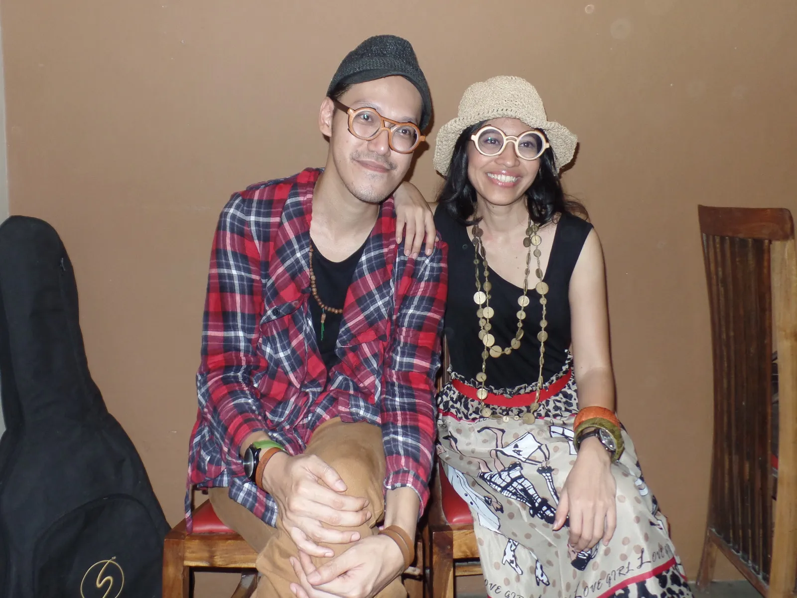 Endah N Rhesa menyempatkan diri untuk tampil demi sahabat di gerai mie instan. ©KapanLagi.com/Sahal Fadhli