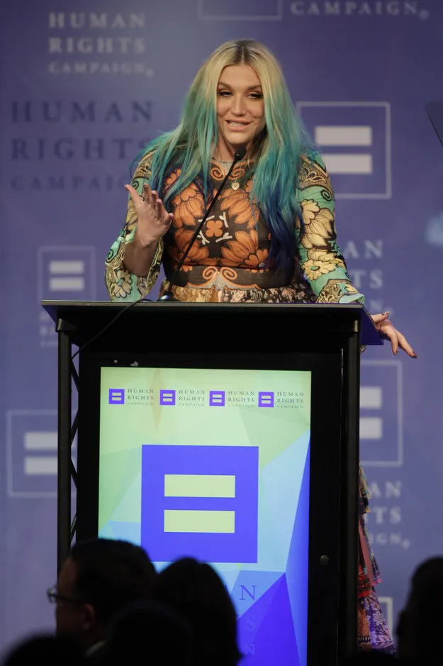 Kesha menerima Visibility Award dari HRC/©Wade Payne/AP/via Buzzfeed