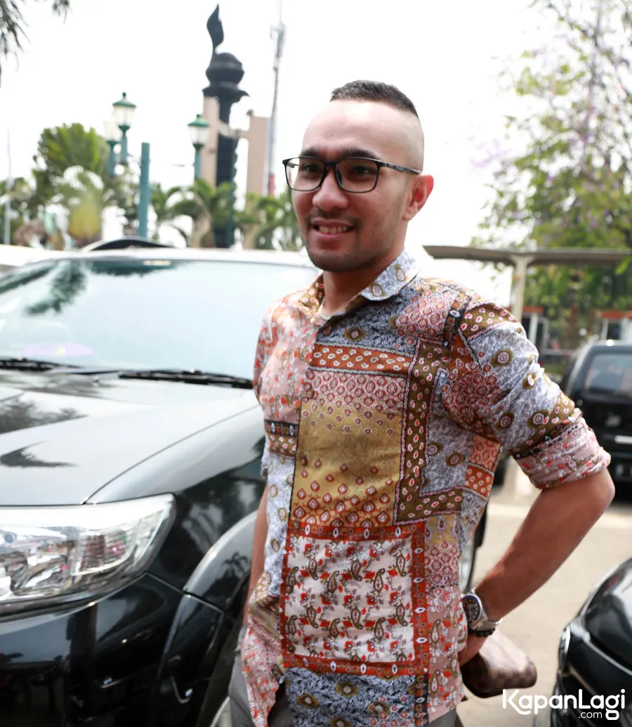 Enji merasa pernikahannya dengan Rosmanizar sudah tak lagi bisa dipertahankan. ©KapanLagi.com/Muhammad Akrom Sukarya