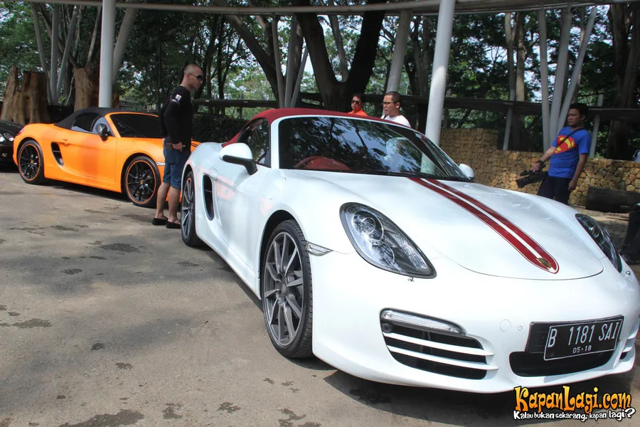 Henry B Hendarso (Enji)dan mobilnya Porsche Boxter @Foto: Budi Santoso