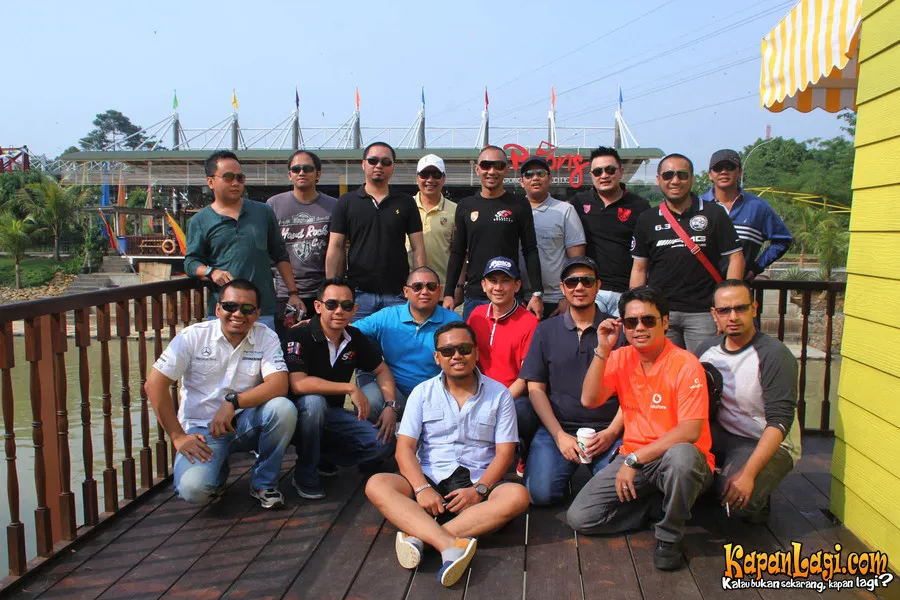 Enji bersama komunitas mobil sport. ©Busan