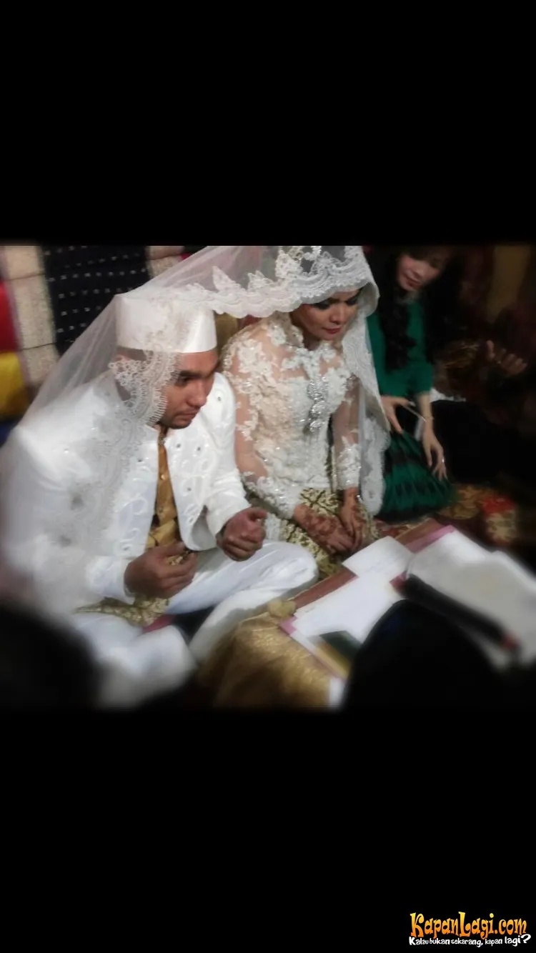 Enji sempat salah ucap ketika menjalani ijab kabul. ©dokumentasi pribadi Enji