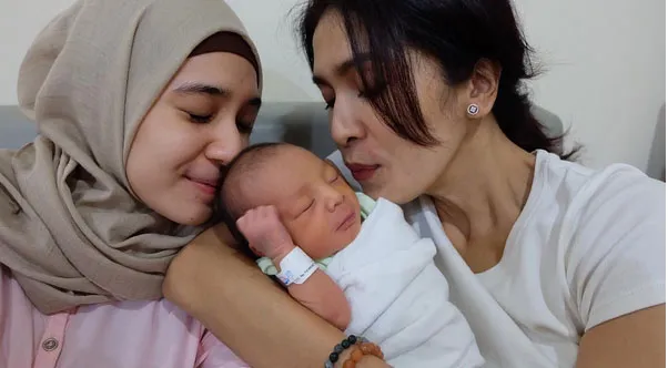 Enno Lerian lahirkan bayi perempuan © Instagram.com/dhiniaminarti
