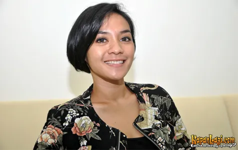 Enno Lerian perkenalkan lagu yang dinyanyikannya dulu pada si kecil © KapanLagi.com/Sahal Fadhli