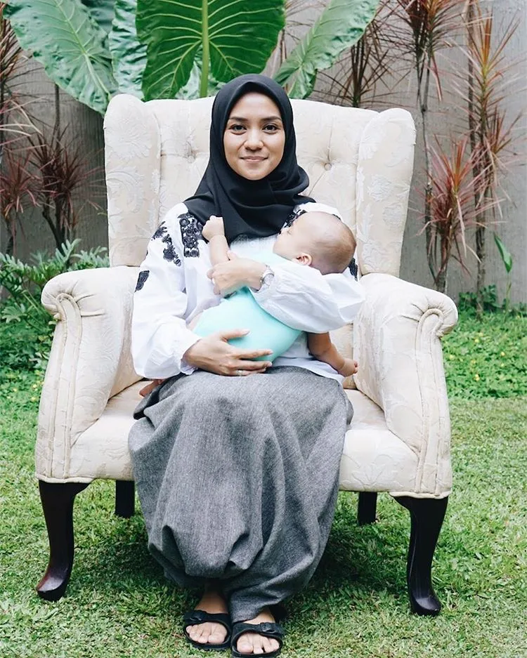 Enno full jadi ibu rumah tangga © Instagram/ennolerian