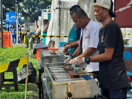 Enrico (tengah), pemilik Sate Maranggi Tukang Masak/Kadek Argyanti