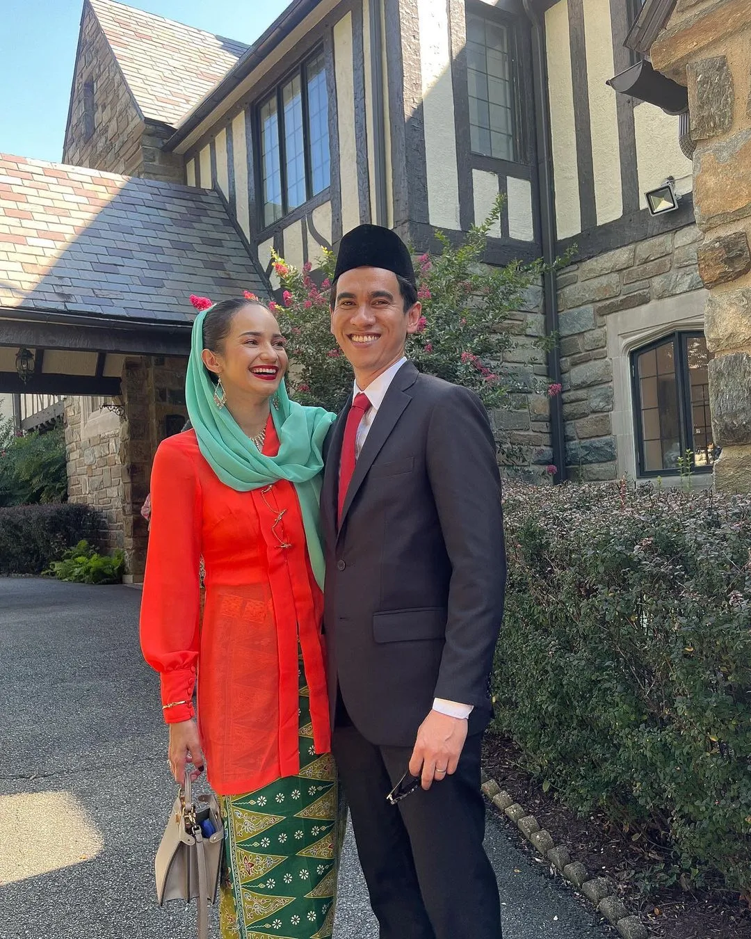 Enzy Storia Kenakan Baju Adat Betawi saat Merayakan HUT RI di Amerika