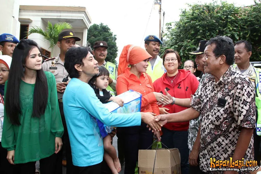 Epy Kusnandar beserta rekan-rekan memberi bantuan bagi korban banjir