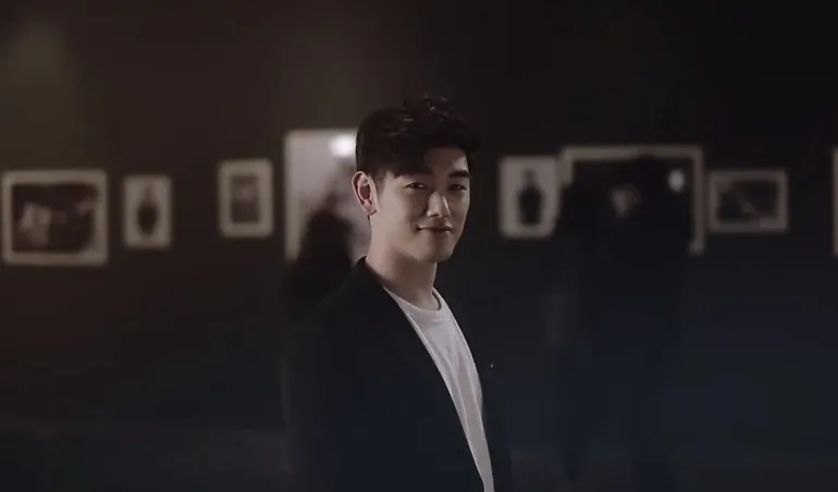 Senyum Eric Nam di MV I'm Okay © YouTube